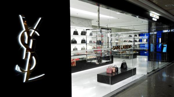 Las marcas de ropa más caras - Yves Saint Laurent: Sofisticación parisina y elegancia moderna