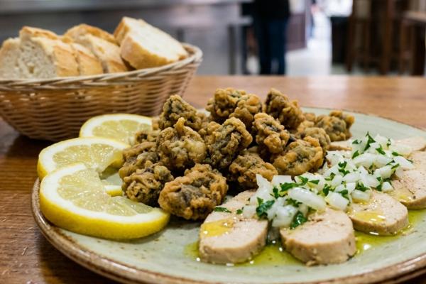 Cómo es la comida típica de Cádiz: descubre los mejores platos - Huevas y ortiguillas