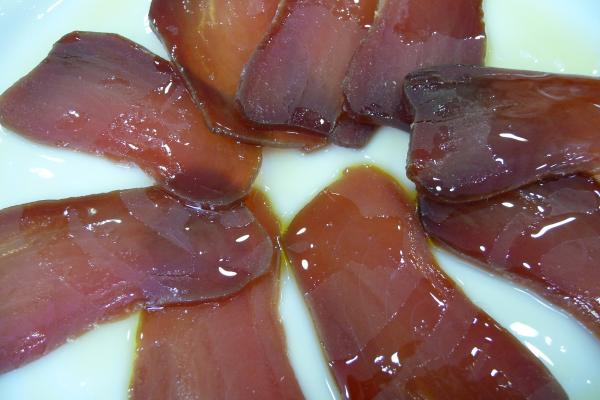 Cómo es la comida típica de Cádiz: descubre los mejores platos - Mojama
