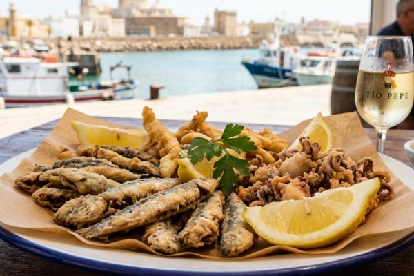 Cómo es la comida típica de Cádiz: descubre los mejores platos - Pescaíto frito