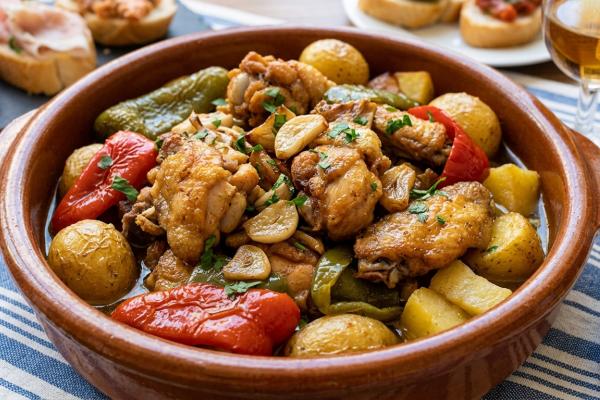 Cómo es la comida típica de Cádiz: descubre los mejores platos - Pollo a la canilla