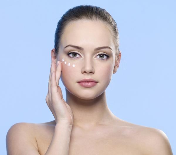 Cómo aplicar la crema antiojeras