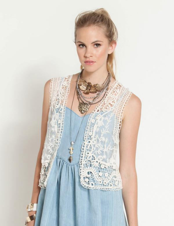 Cómo llevar un chaleco de encaje - Paso 4