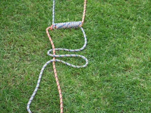 Cómo hacer una escalera con sogas - Paso 8