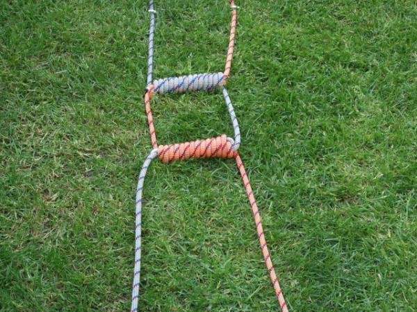 Cómo hacer una escalera con sogas - Paso 9