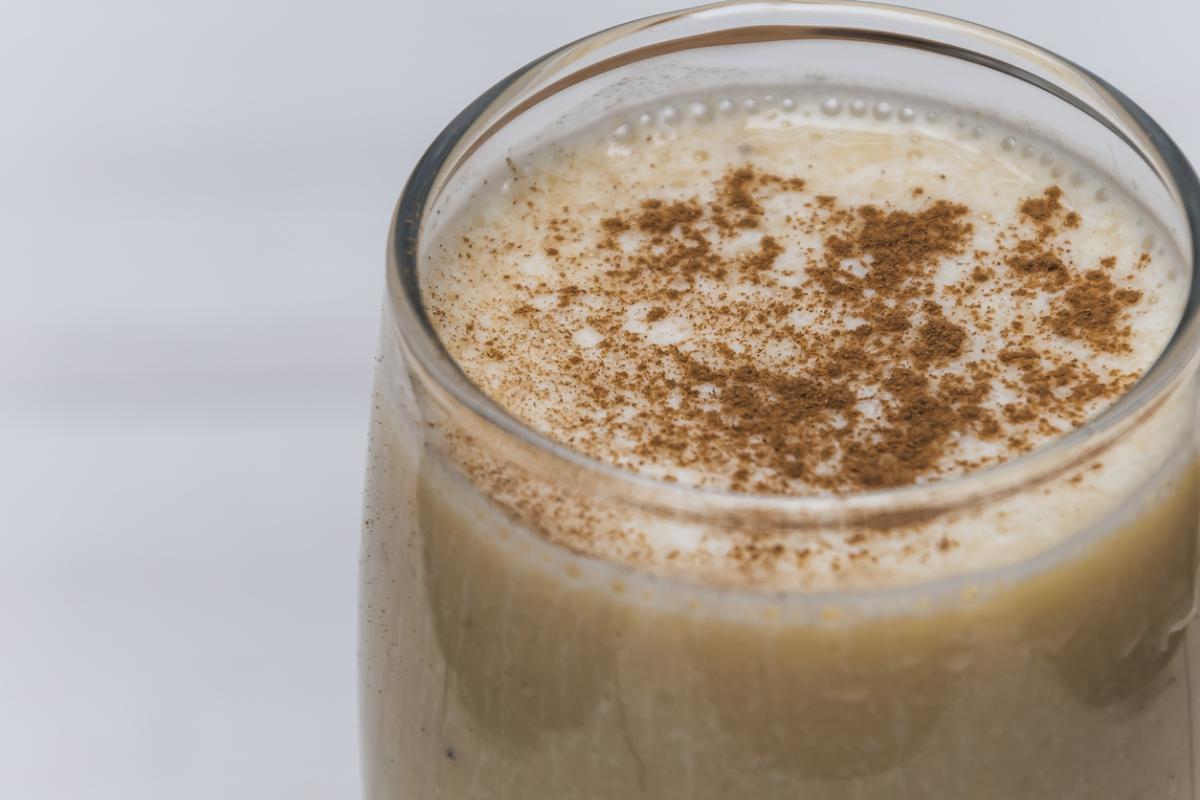 Cómo preparar un cóctel de algarrobina