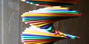 Cómo hacer un móvil para puertas con palos de polo