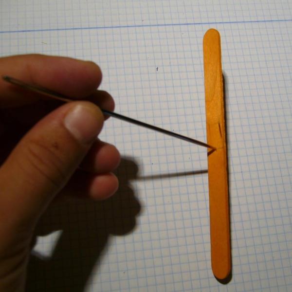 Cómo hacer un móvil para puertas con palos de polo - Paso 2