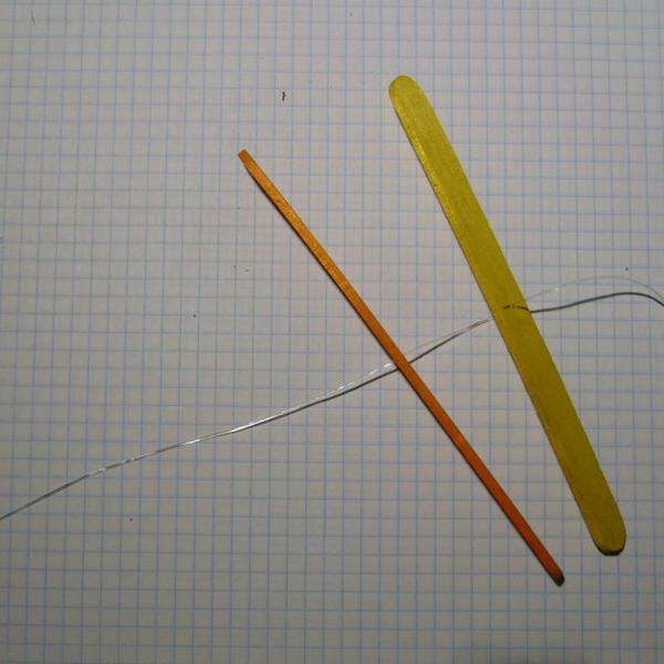 Cómo hacer un móvil para puertas con palos de polo - Paso 3