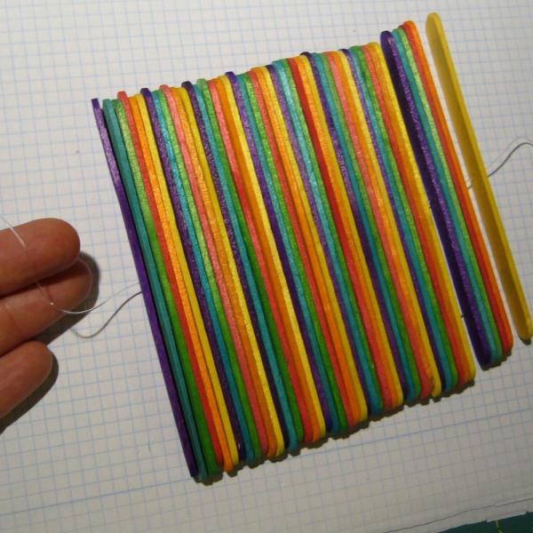 Cómo hacer un móvil para puertas con palos de polo - Paso 4