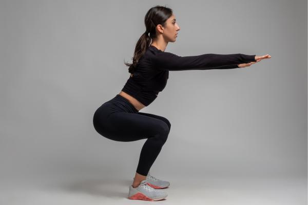 Los mejores ejercicios para muslos internos flácidos - Sentadilla de sumo