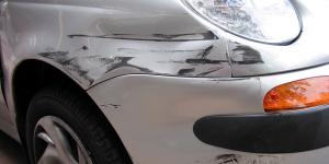 Cómo reparar los rayones del coche