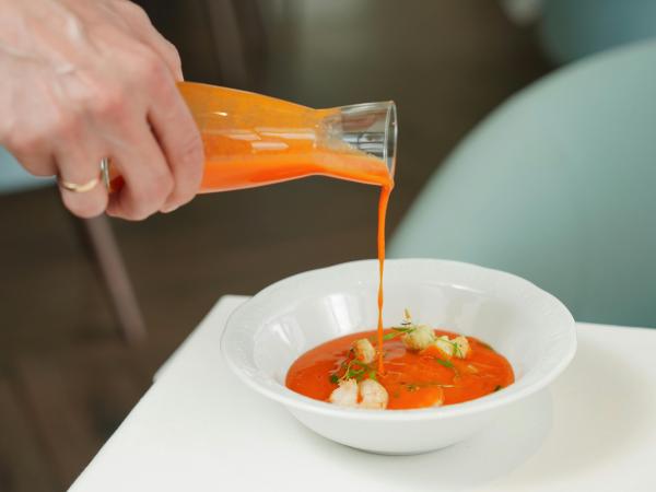 Descubre el mejor salmorejo sin pan fácil y refrescante - Paso 1