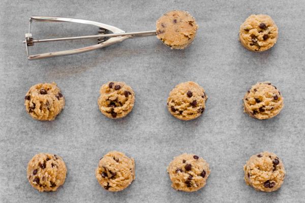 Cómo hacer que las galletas no queden duras - No retires las galletas del papel de hornear