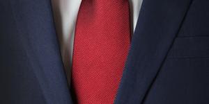 Cómo combinar una corbata roja