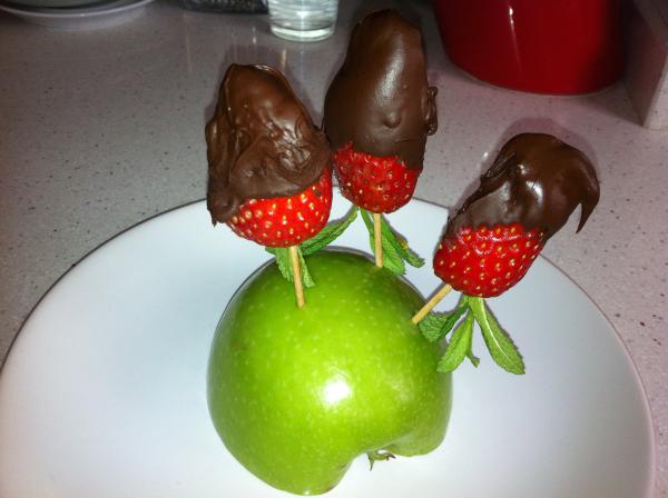 Cómo preparar manzana con fresas y chocolate