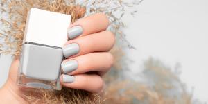 Uñas grises: claras, oscuras y combinadas para lucir una manicura espectacular