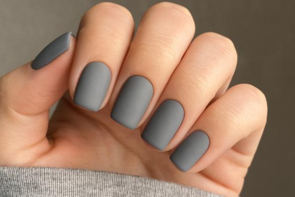 Uñas grises: claras, oscuras y combinadas para lucir una manicura espectacular - Uñas grises mate