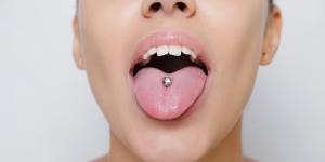 Cómo cuidar un piercing en la lengua