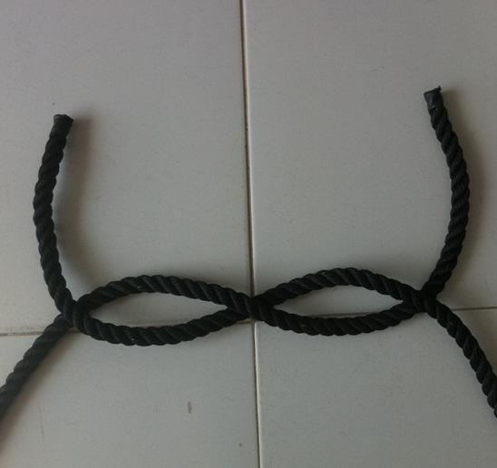 Cómo hacer un nudo marinero llano - Paso 2