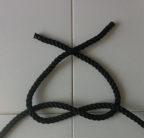 Cómo hacer un nudo marinero llano - Paso 3