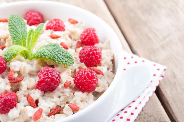 Cómo preparar avena para ganar masa muscular - Desayuno de bol de avena con bayas para ganar masa muscular