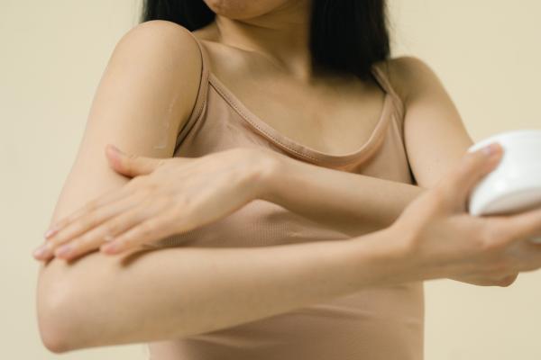 ¿Cuál es la mejor crema corporal perfumada que huela muy bien? Comparativa de las que huelen todo el día por dermatólogos - Dove Deeply Nourishing Body Lotion with Signature Scent