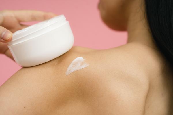 ¿Cuál es la mejor crema corporal perfumada que huela muy bien? Comparativa de las que huelen todo el día por dermatólogos - Nivea Cocoa Butter Body Lotion