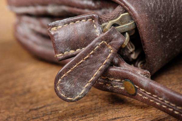 Cómo arreglar un bolso que se está pelando - Arreglar un bolso con relleno para cueros