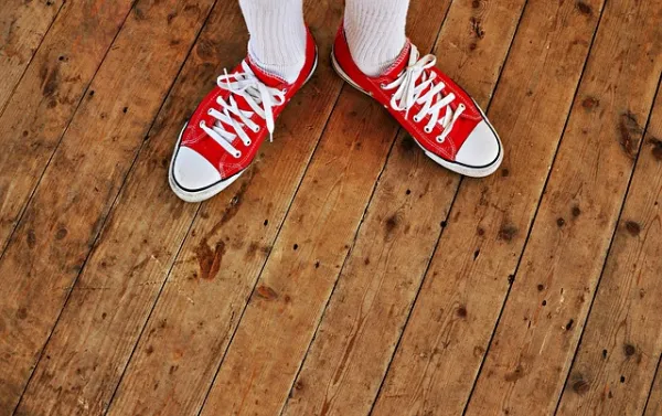 Como combinar unas zapatillas rojas