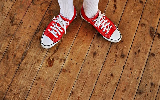 Como combinar unas zapatillas rojas