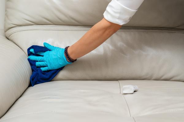 Cómo limpiar un sofá de polipiel: guía completa con pasos y consejos