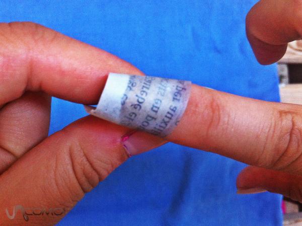 Cómo decorar las uñas con periódico - Paso 4