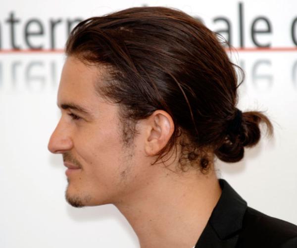 Cómo hacer un moño masculino o 'man bun' - Orlando Bloom