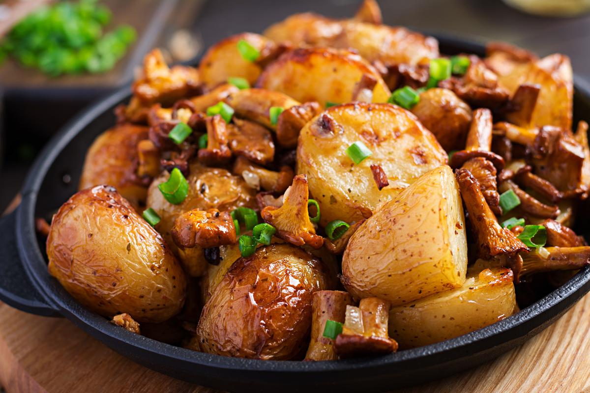 Cómo hacer níscalos con patatas y chorizo