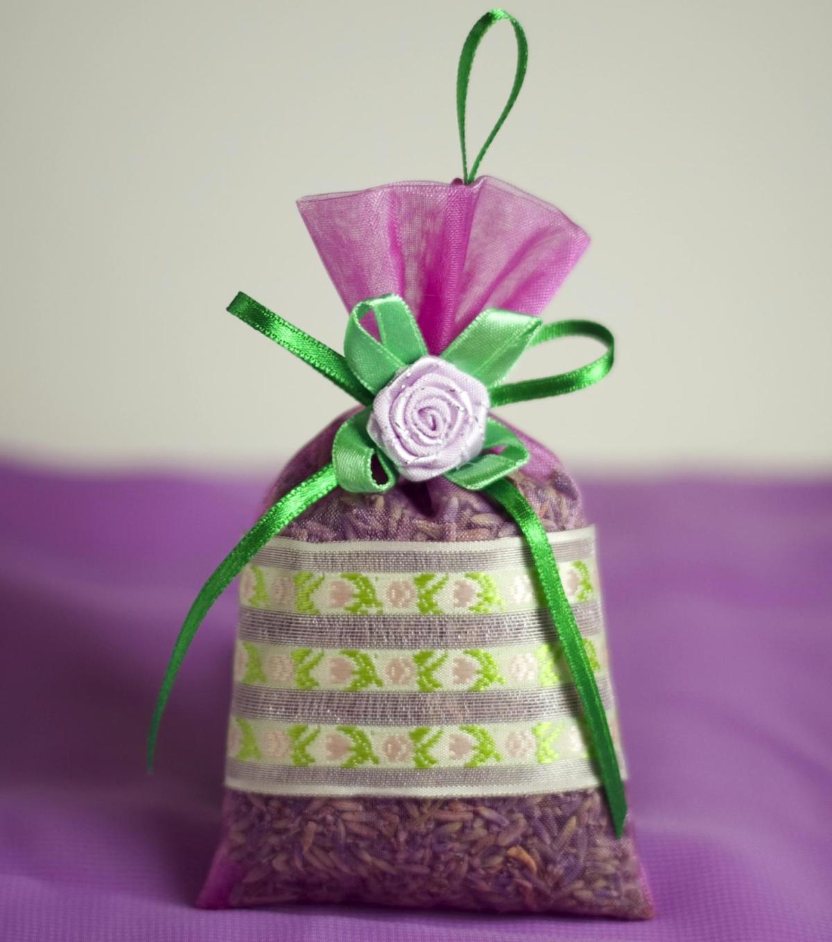 Cómo decorar los azulejos de tu baño con flores lavanda