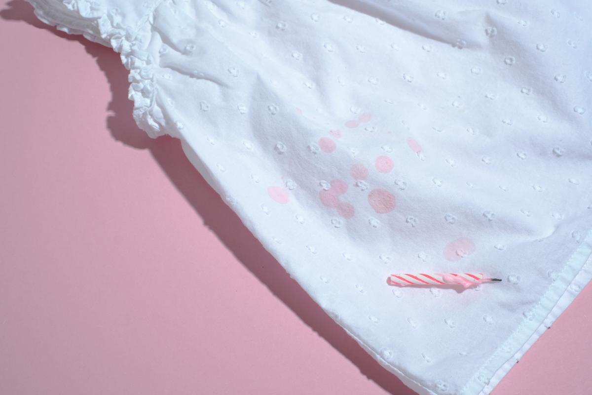 Cómo quitar cera de vela de la ropa