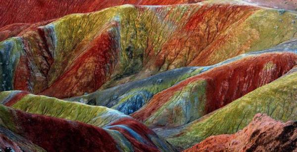 Las montañas de colores más bonitas del mundo - La explicación de esta maravilla