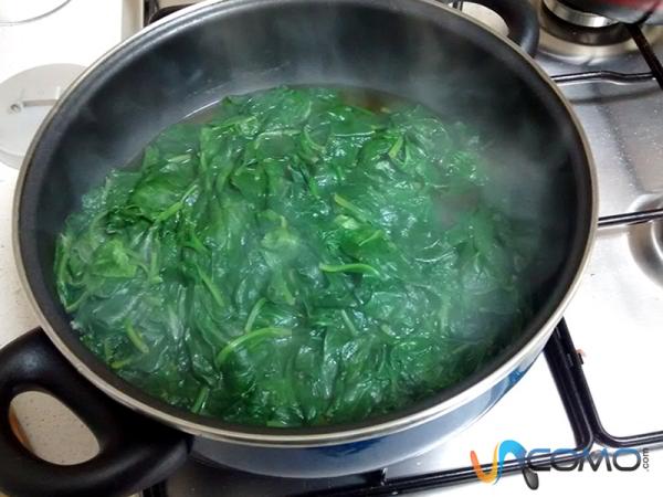 Cómo hacer una tortilla de espinacas y judías blancas - Paso 3