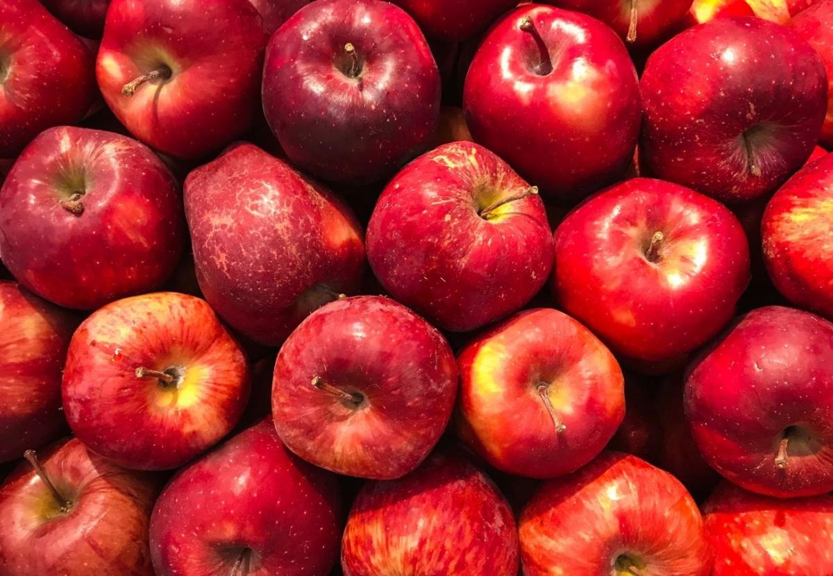 Qué vitaminas tiene la manzana