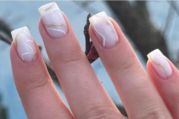 Diseños de uñas doradas: brillantes, decoradas y combinadas para una manicura elegante - Uñas doradas combinadas con nude: elegancia minimalista