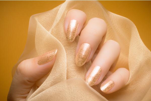 Diseños de uñas doradas: brillantes, decoradas y combinadas para una manicura elegante - Uñas doradas con glitter: brillo intenso para ocasiones especiales