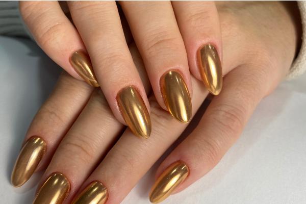 Diseños de uñas doradas: brillantes, decoradas y combinadas para una manicura elegante - Uñas doradas lisas con acabado metálico