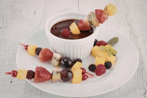 Meriendas con chocolate: descubre estas ideas dulces y reconfortantes - Fruta con chocolate fundido