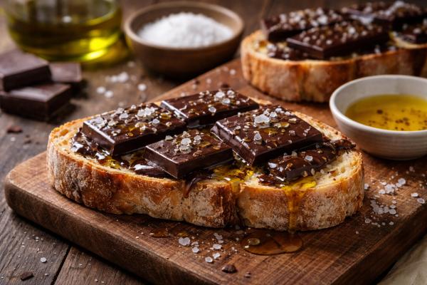 Meriendas con chocolate: descubre estas ideas dulces y reconfortantes - Pan con chocolate, aceite y sal