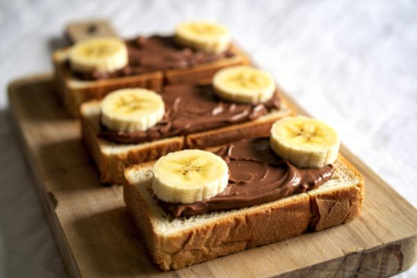 Meriendas con chocolate: descubre estas ideas dulces y reconfortantes - Tostadas con crema de chocolate y plátano