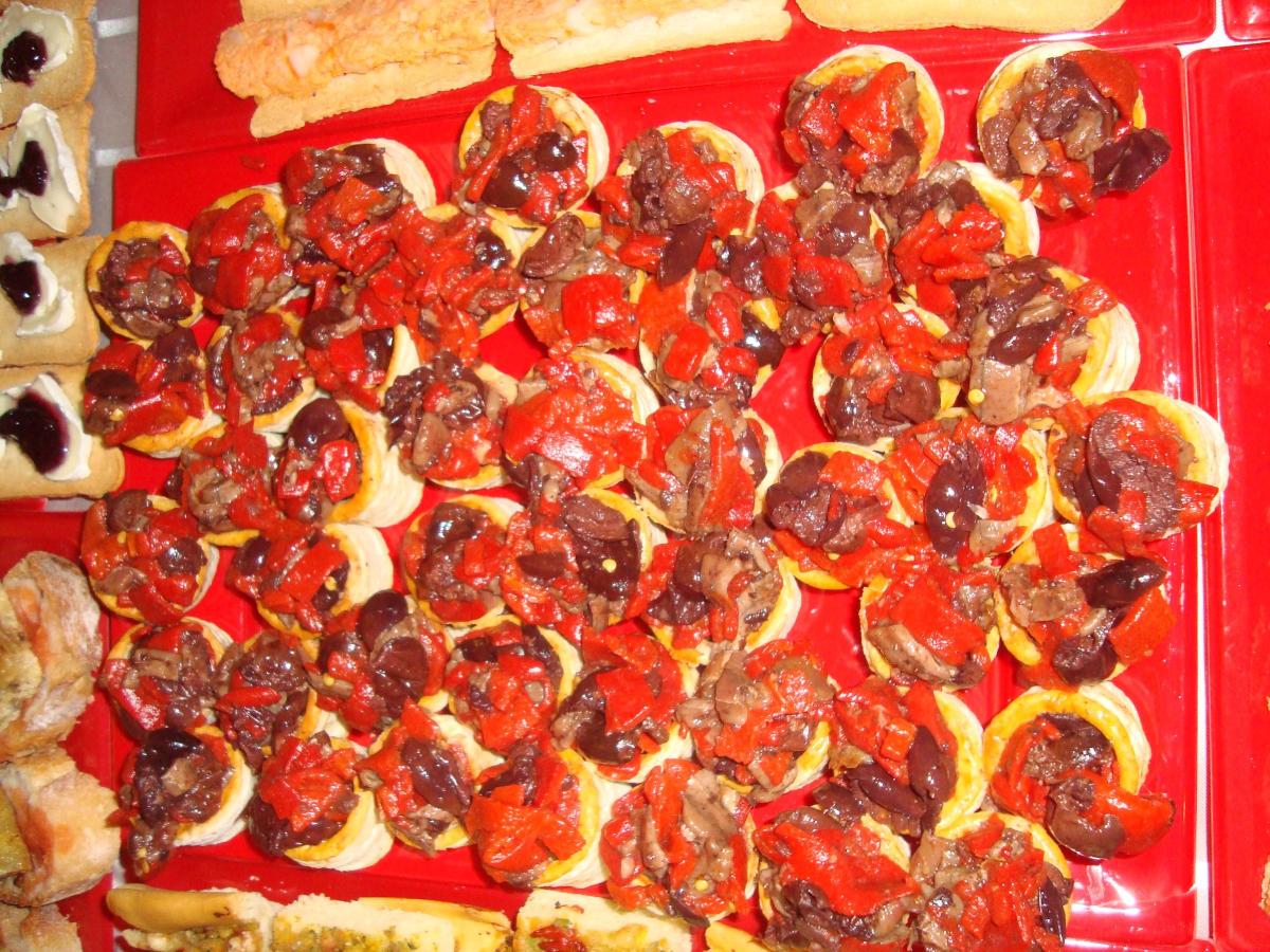 Tartaletas de hojaldre con pimientos, anchoas y olivas negras