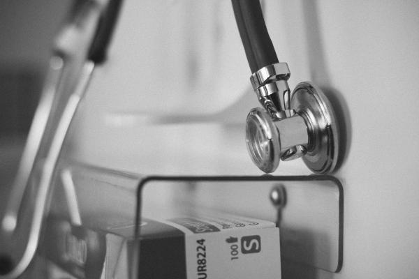 Dolor debajo de las costillas izquierdas: causas más comunes - Cuándo acudir al médico