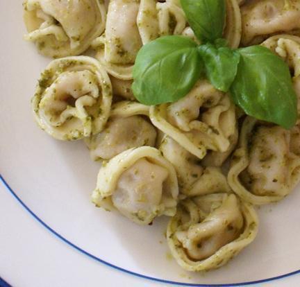 Cómo hacer tortellini de ricotta y espinacas con pasas