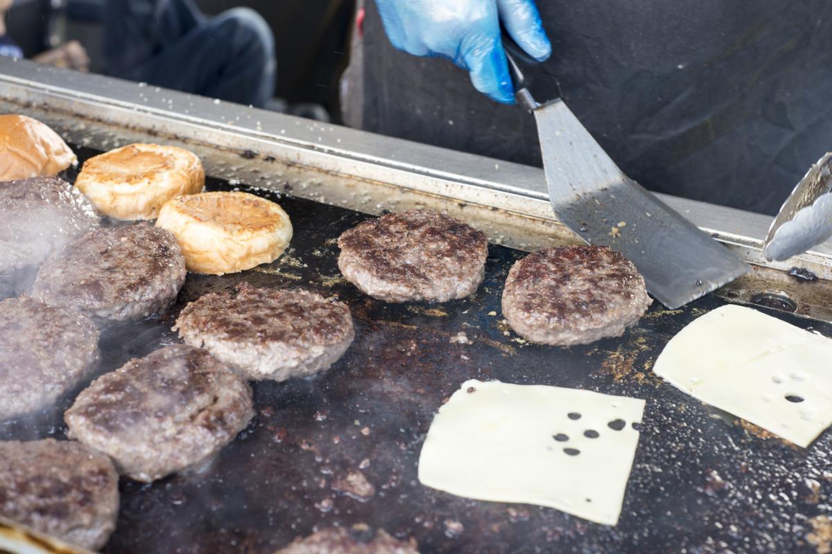 Cómo limpiar una plancha de cocina muy sucia
